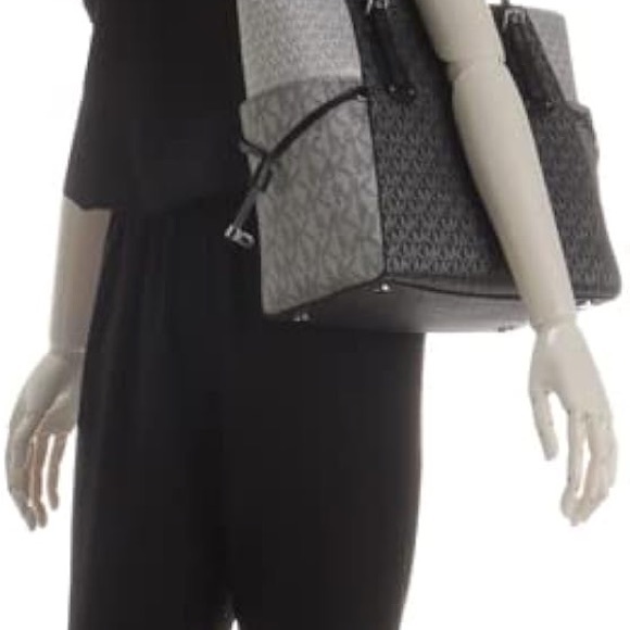 Michael Kors Voyager East West Tote. Color block, like new. Gold tone hardware. - Picture 6 of 6